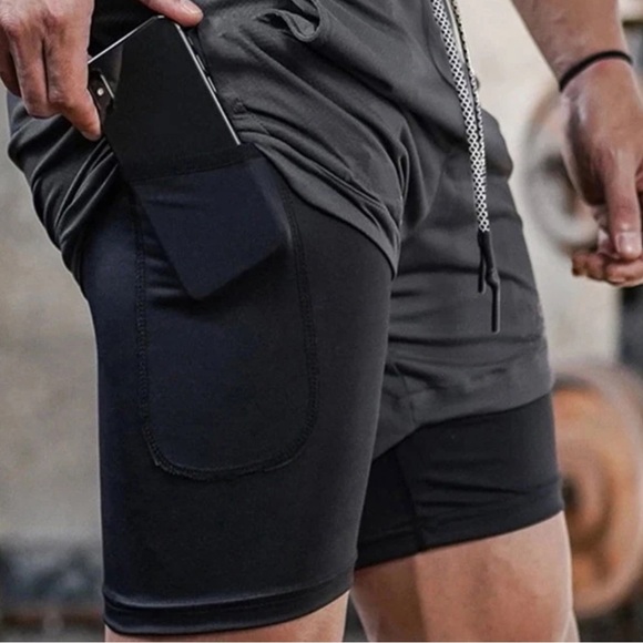 Running shorts large 30 to 34 with compression built in and cellphone holder - Picture 4 of 4